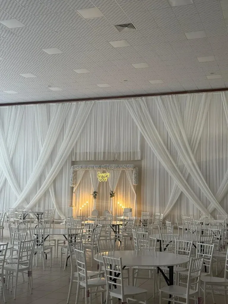 Tül perdelerle süslenmiş kapalı salon ve gelin köşesi