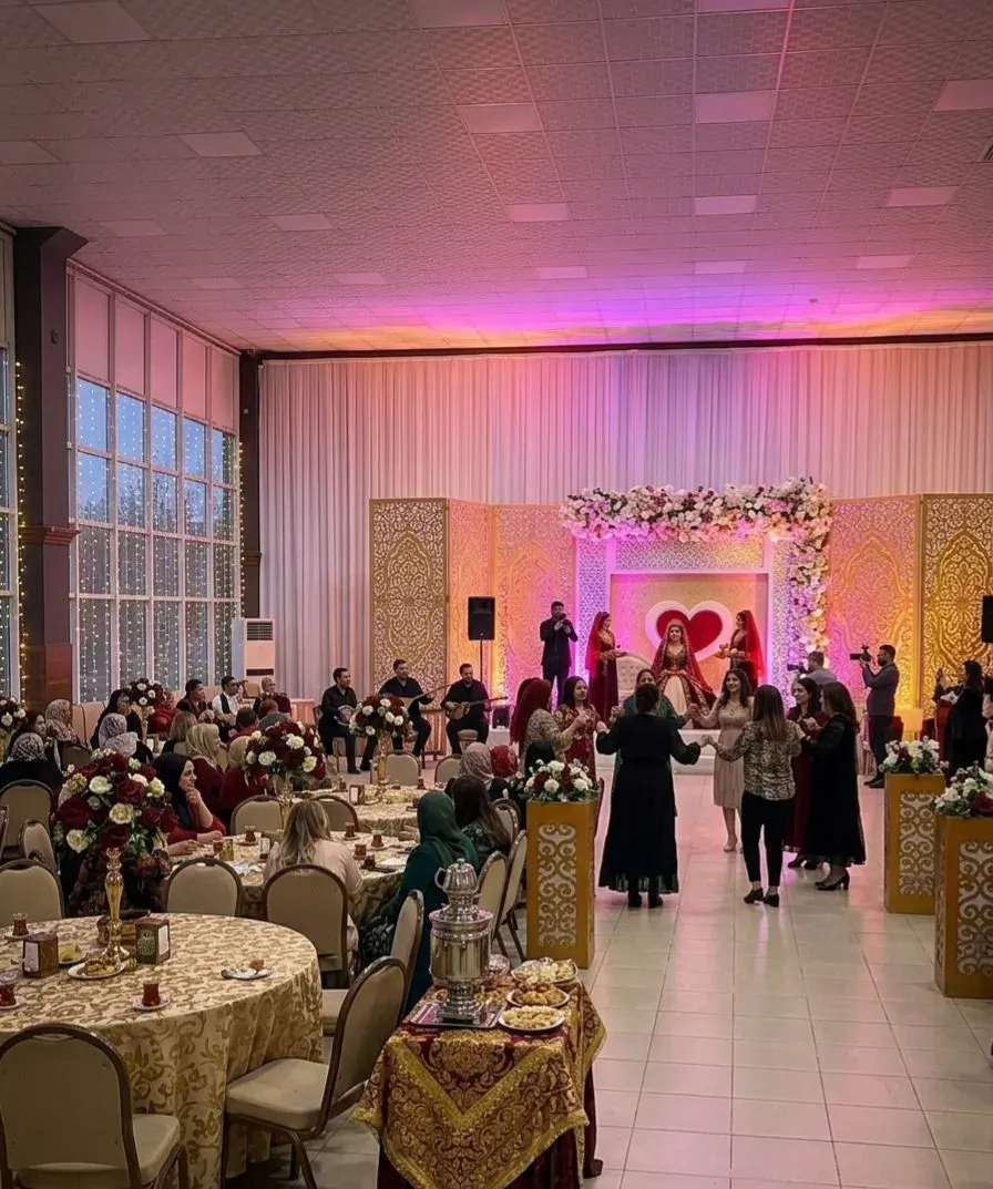 Kapalı salonda kına gecesi